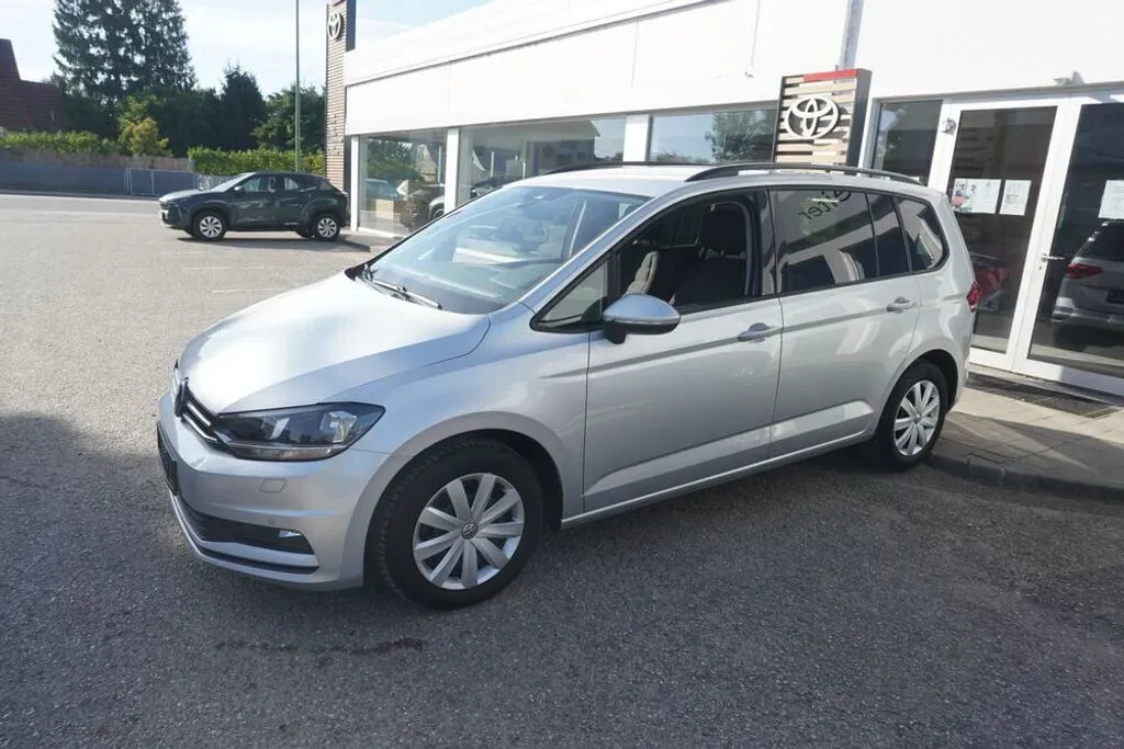 Volkswagen Touran 2023 photo 2