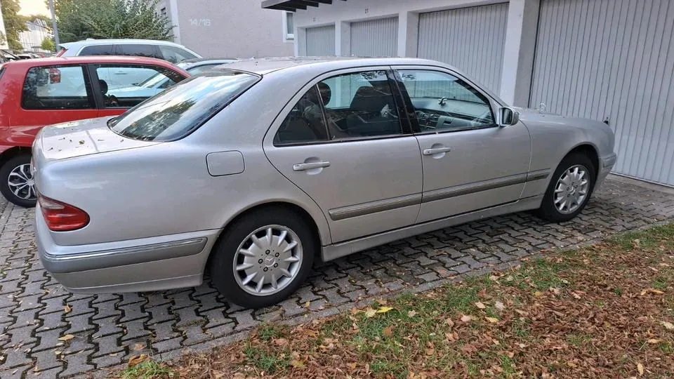 Mercedes-Benz W210