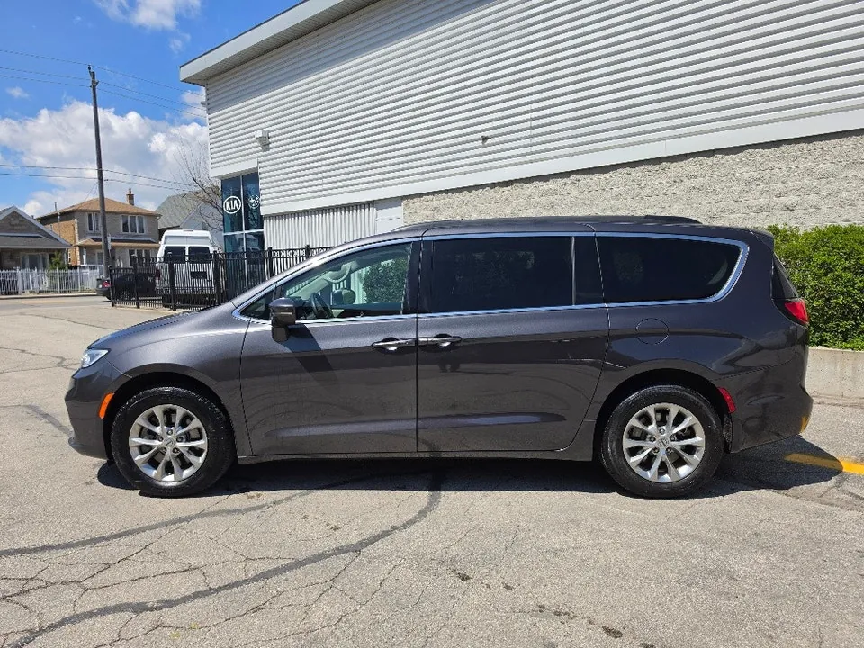 Chrysler Pacifica 2022 photo 2