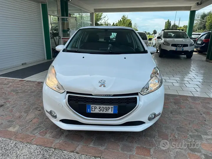 Peugeot 208 2013 photo 2