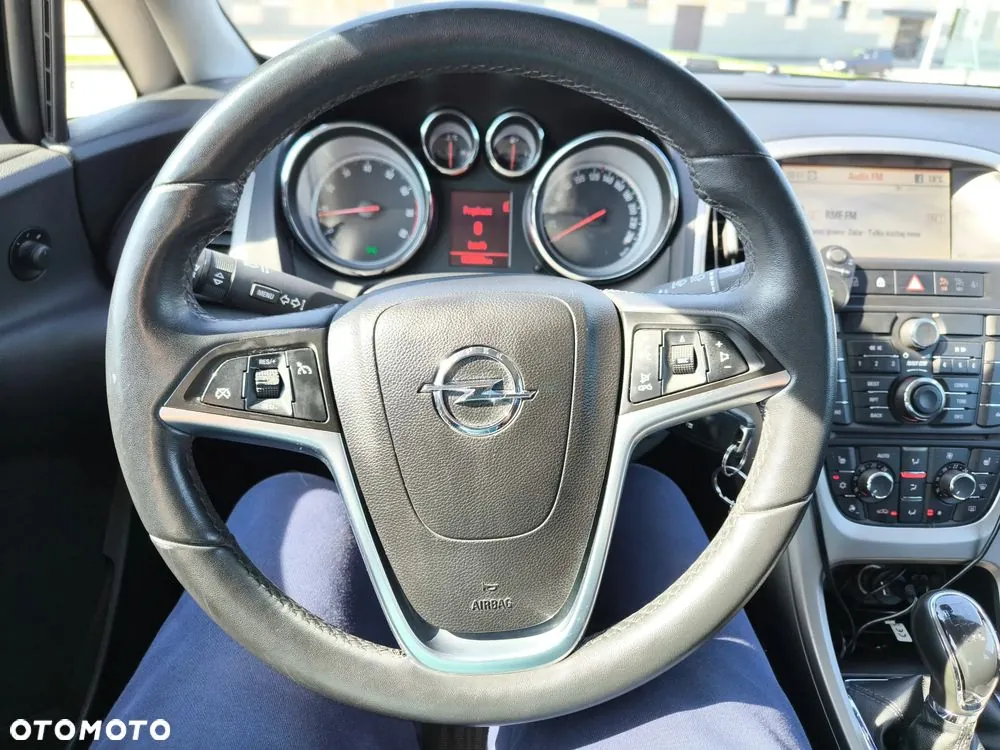 Opel Astra 2011 photo 2