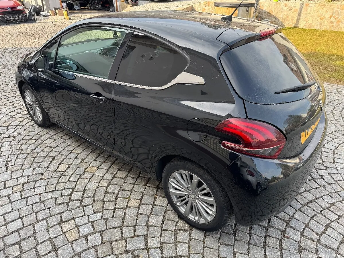 Peugeot 208 photo 5