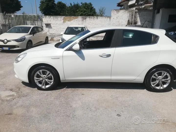 Alfa Romeo Giulietta 2011 photo 2