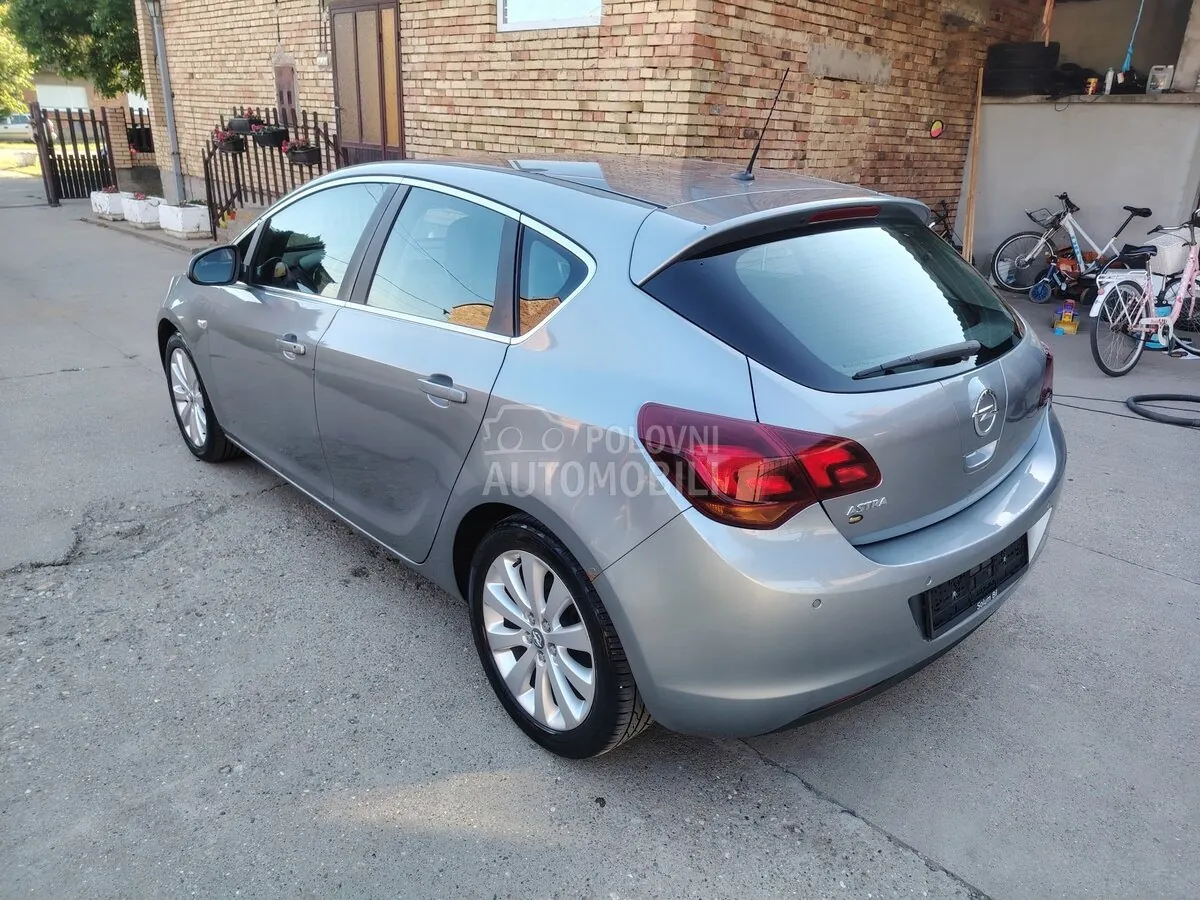 Opel Astra 2011 photo 2