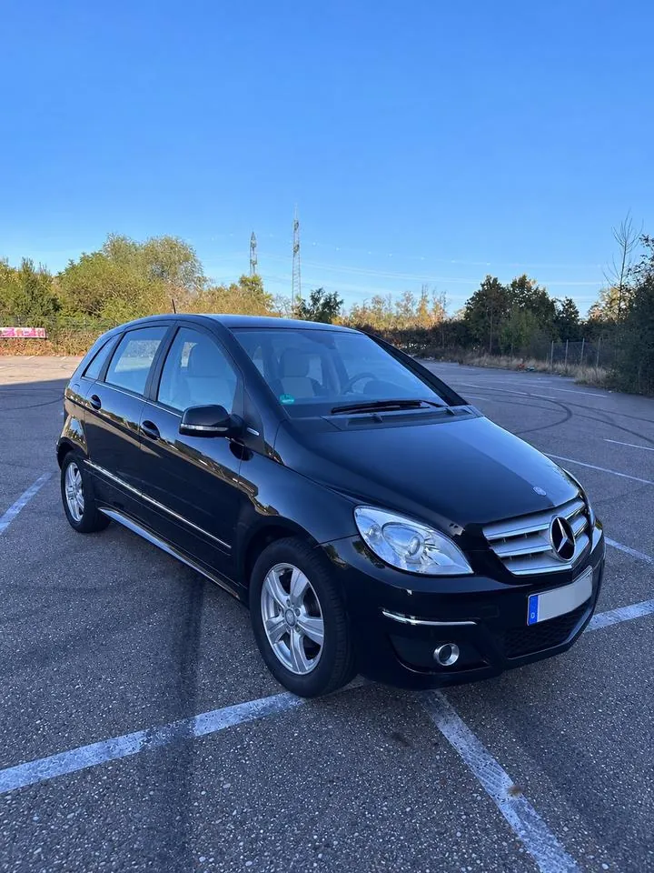 Mercedes-Benz B 180