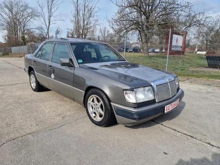 Mercedes-Benz 220 E W124