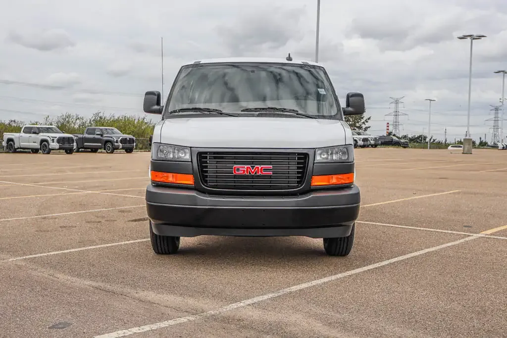 GMC Savana 2026 photo 3