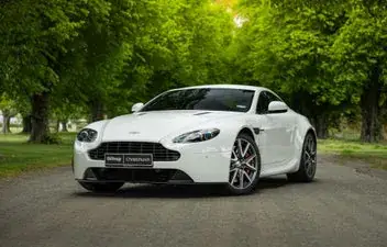 Aston Martin Vantage 2015 photo 5