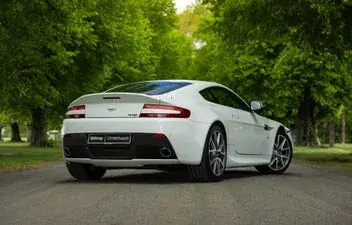 Aston Martin Vantage 2015 photo 3