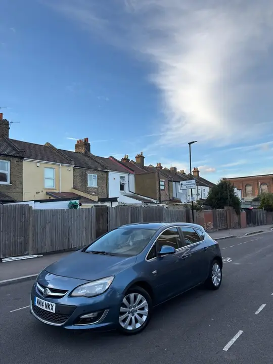 Vauxhall Astra 2014 photo 2