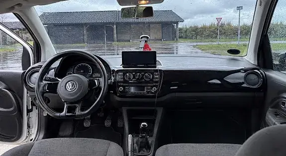 Volkswagen Up 2015 photo 4