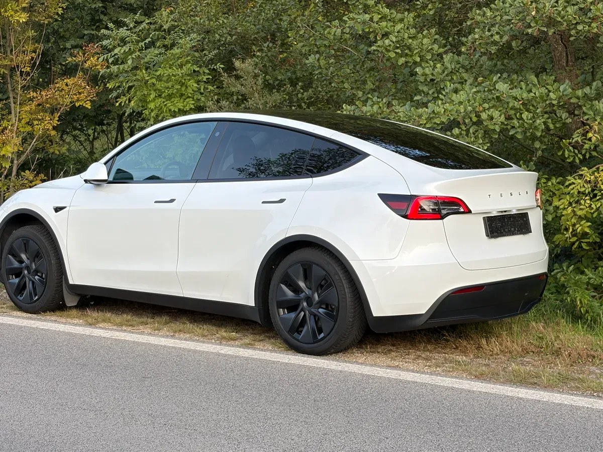 Tesla Model Y 2023 photo 2