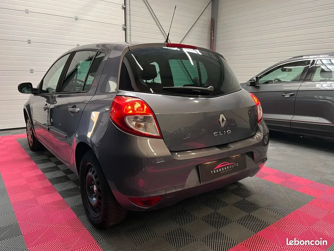 Renault Clio 2010 photo 5