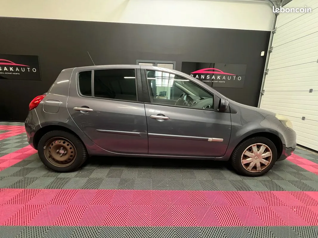 Renault Clio 2010 photo 2