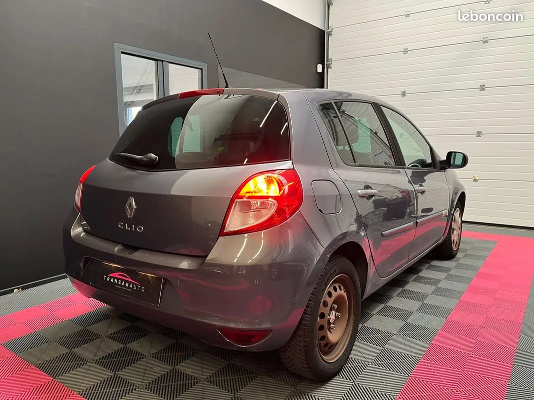 Renault Clio 2010 photo 3