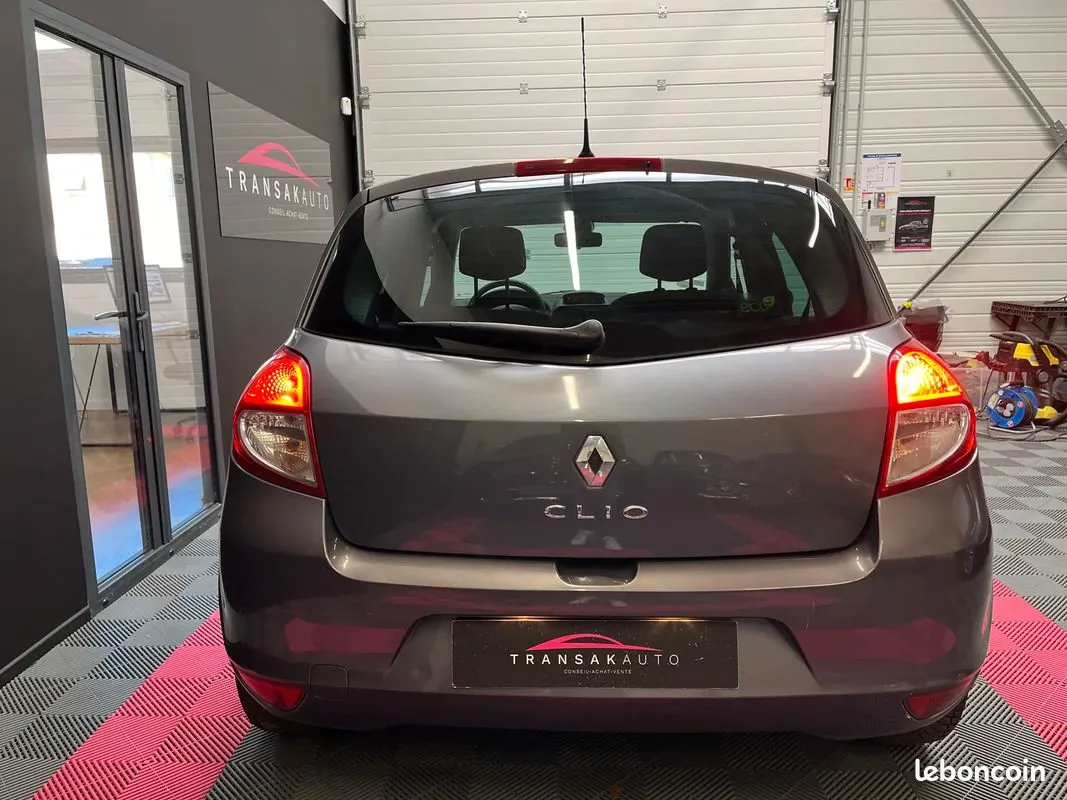 Renault Clio 2010 photo 4