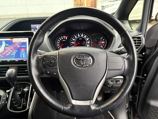 Toyota Voxy 2018 photo 2