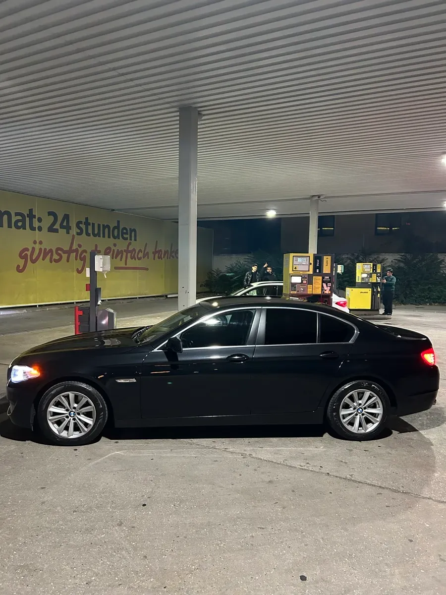 BMW 5 Series 2010 photo 2