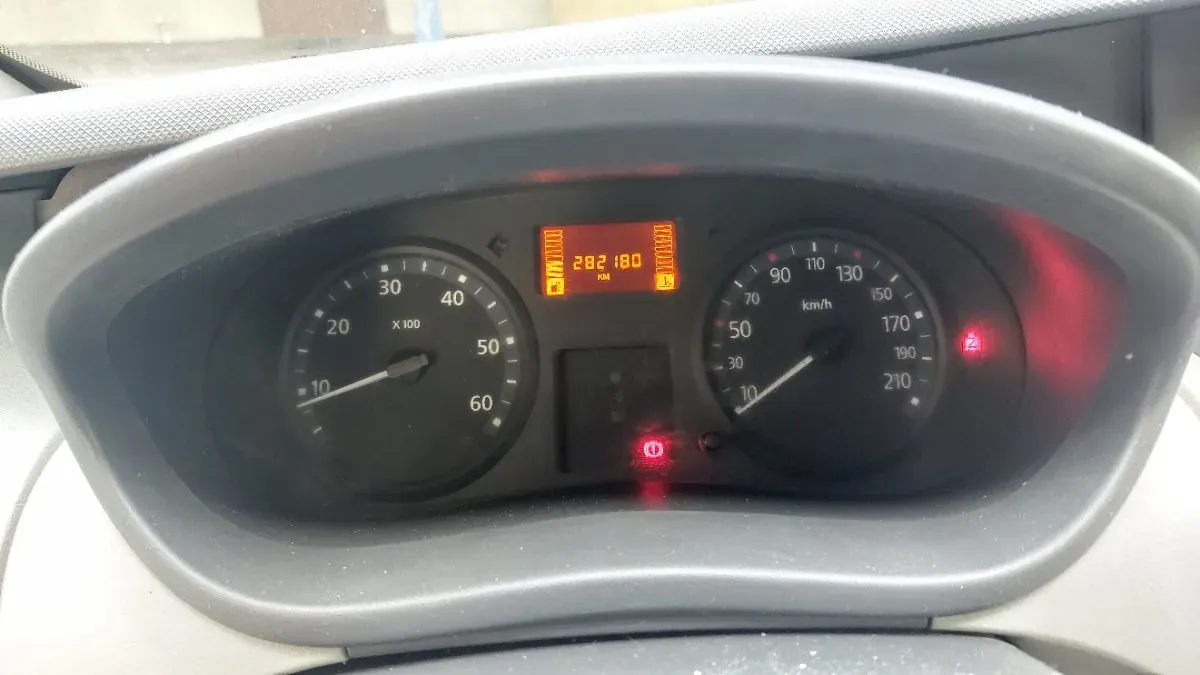 Renault Trafic 2011 photo 2