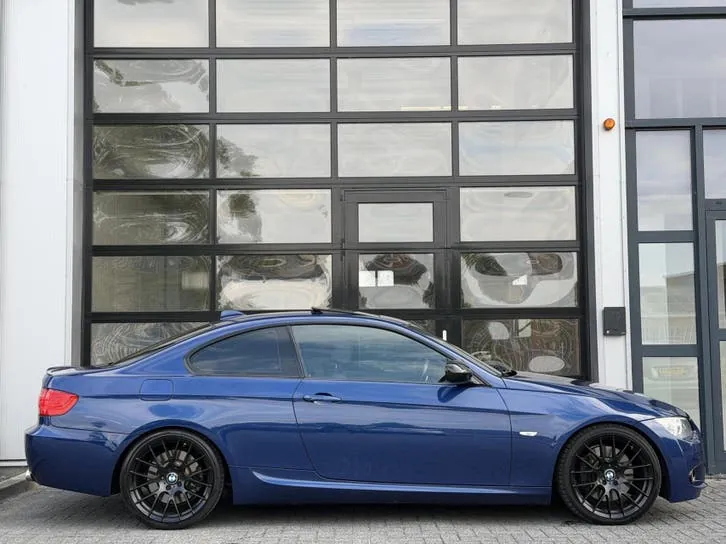 BMW 3 Series 2011 photo 3