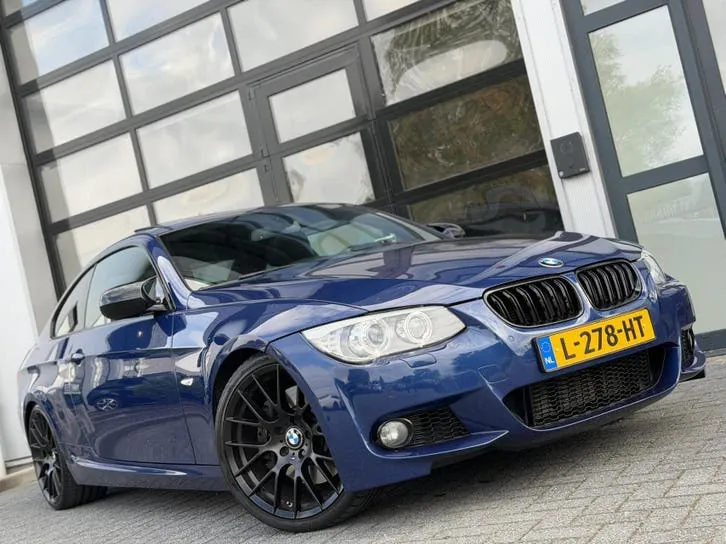 BMW 3 Series 2011 photo 2