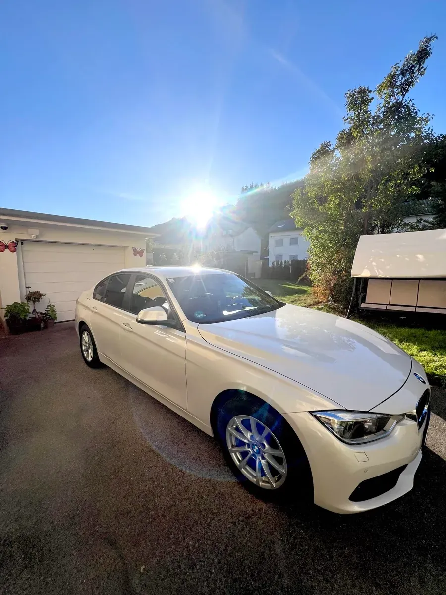 BMW 3 Series 2018 photo 2