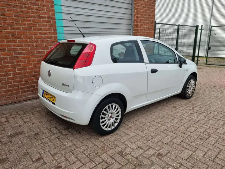 Fiat Grande Punto 2010 photo 4