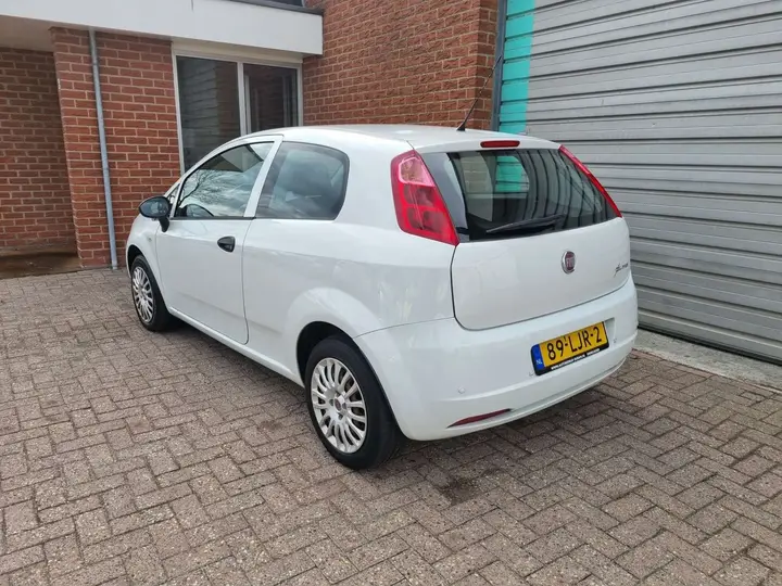 Fiat Grande Punto 2010 photo 3
