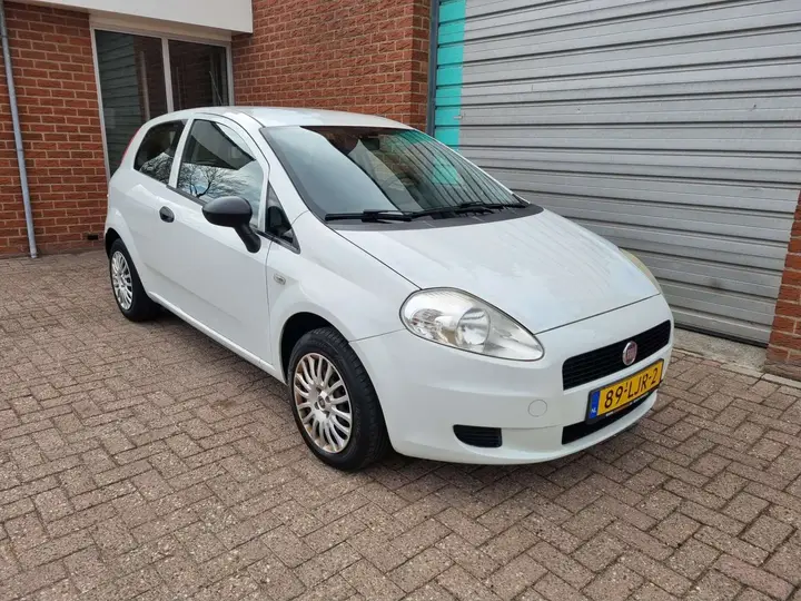 Fiat Grande Punto 2010 photo 2