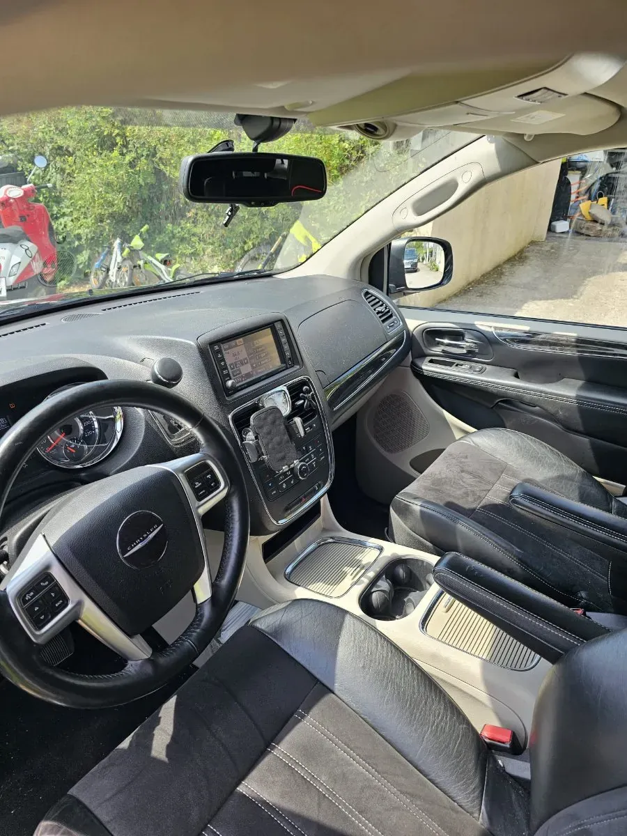 Lancia Voyager 2013 photo 3
