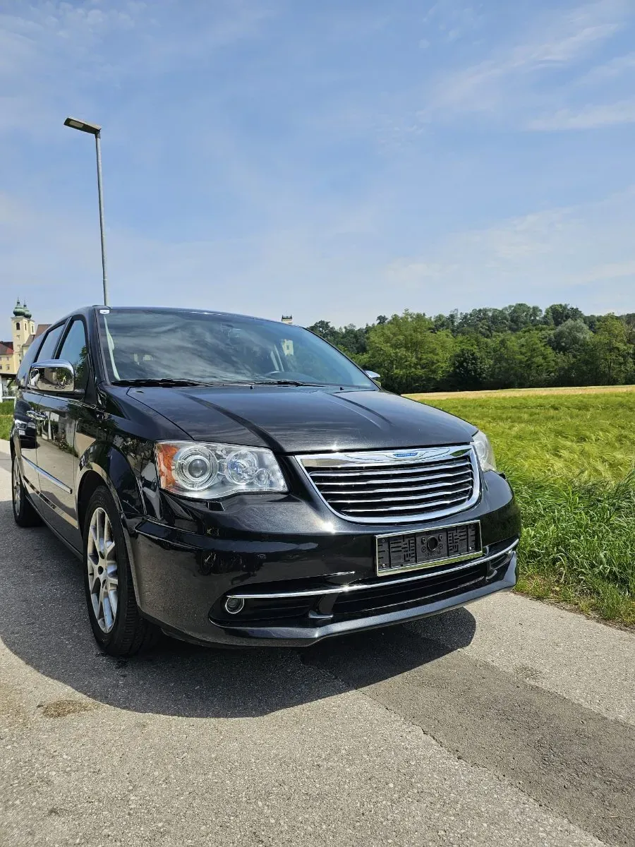 Lancia Voyager 2013 photo 2