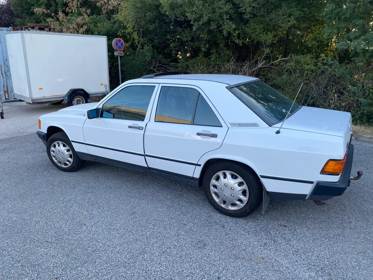 Mercedes-Benz 190 1987 photo 2