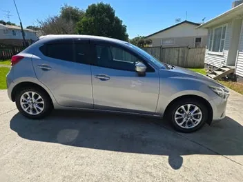 Mazda 2 2016 photo 2
