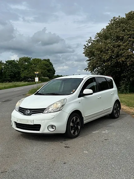 Nissan Note 2011 photo 2