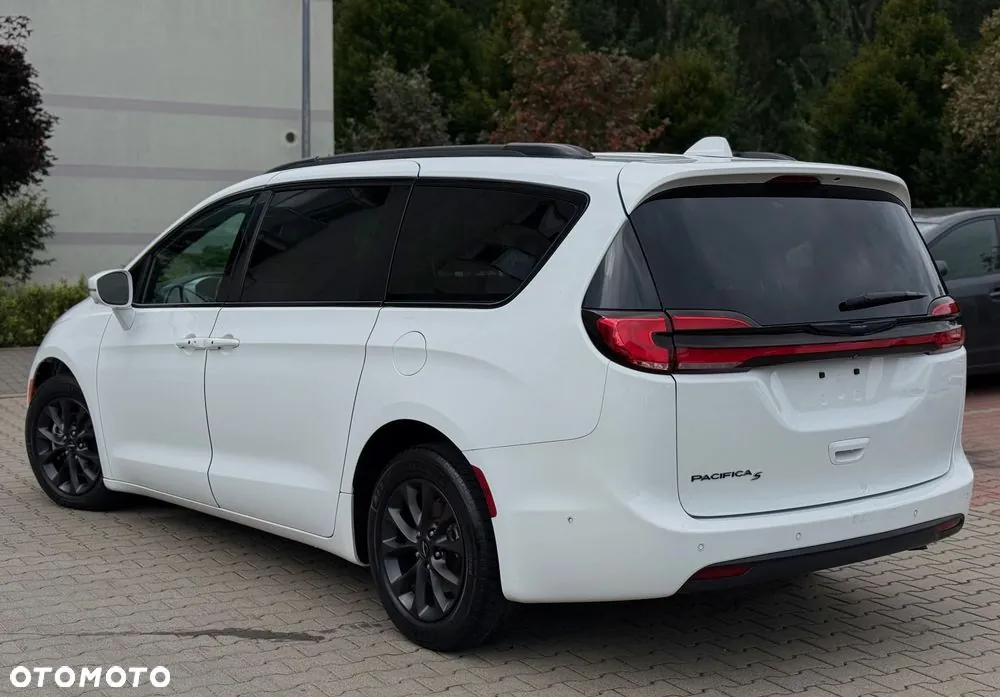 Chrysler Pacifica 2021 photo 2