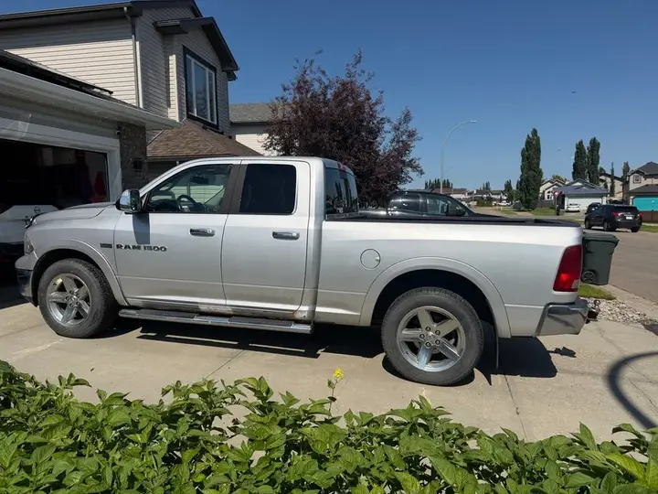 Dodge Ram 1500 2011 photo 2