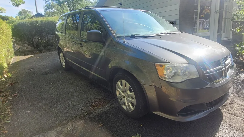 Chrysler Grand Caravan 2016 photo 2