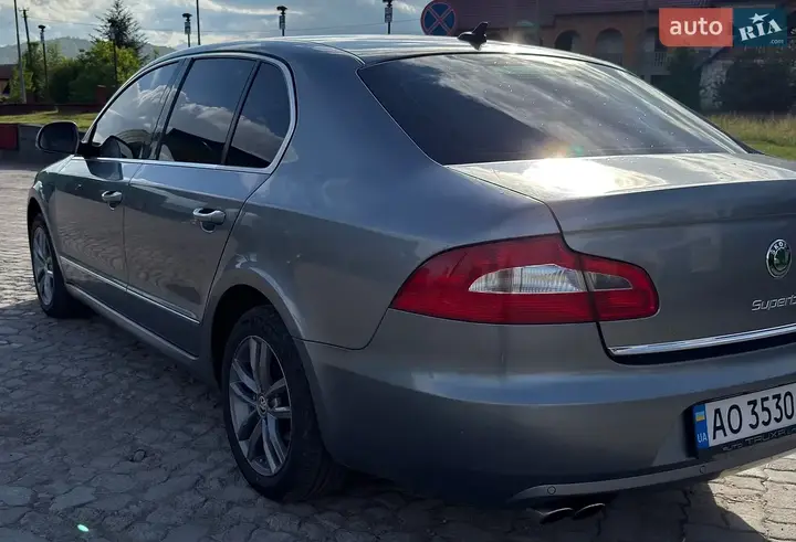 Skoda Superb 2011 photo 5