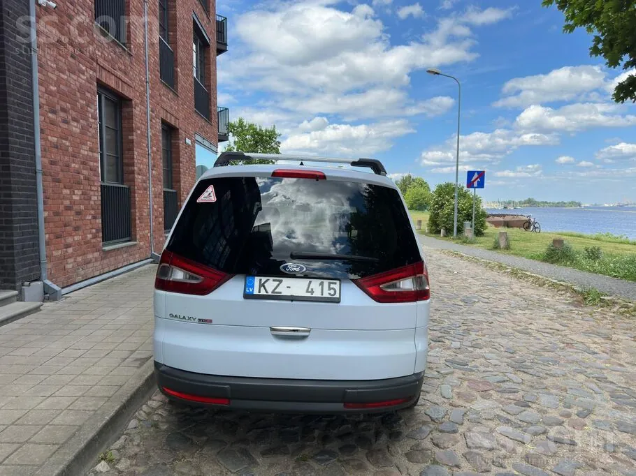 Ford Galaxy 2012 photo 4