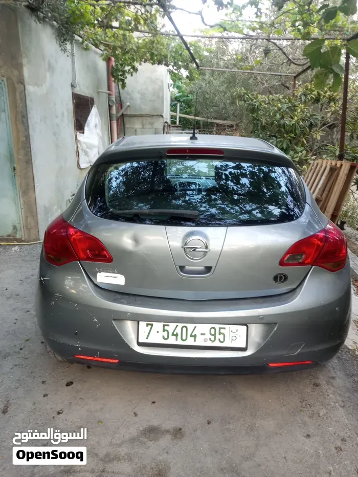 Opel Astra 2011 photo 2