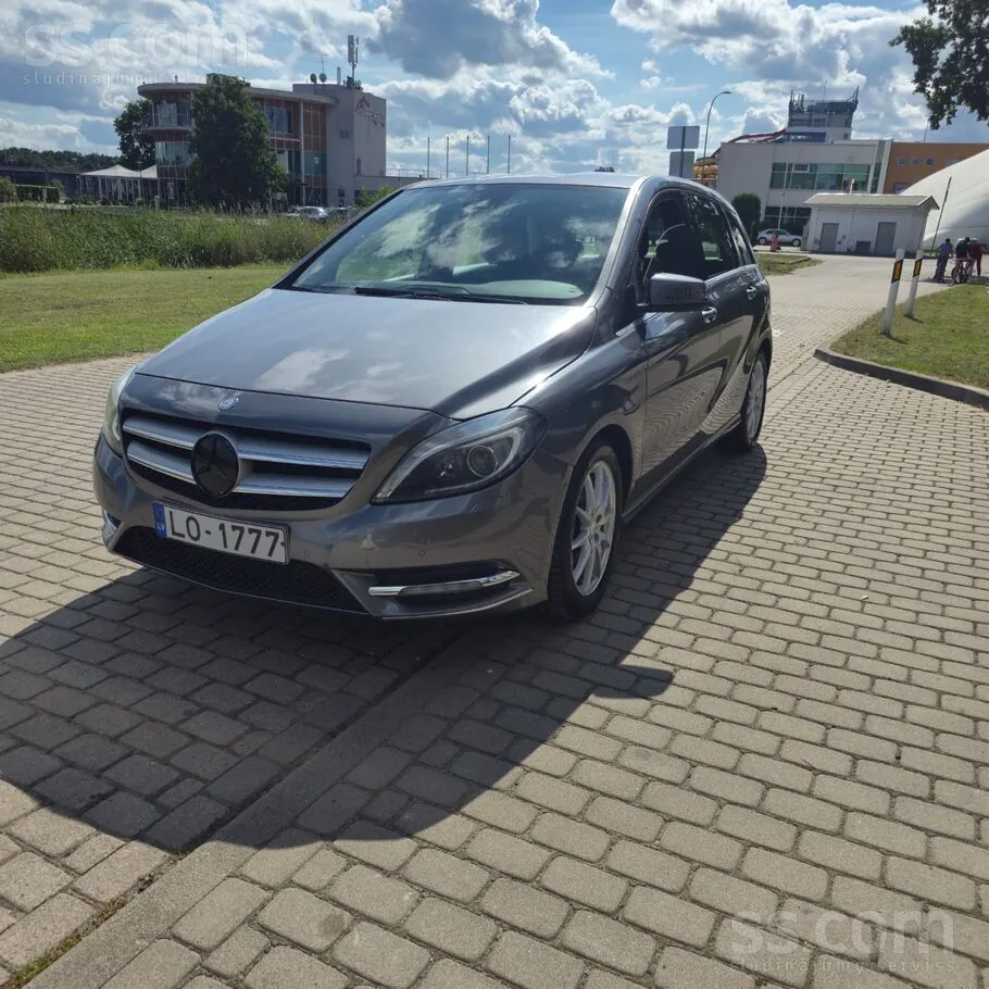 Mercedes-Benz B180 2012 photo 2