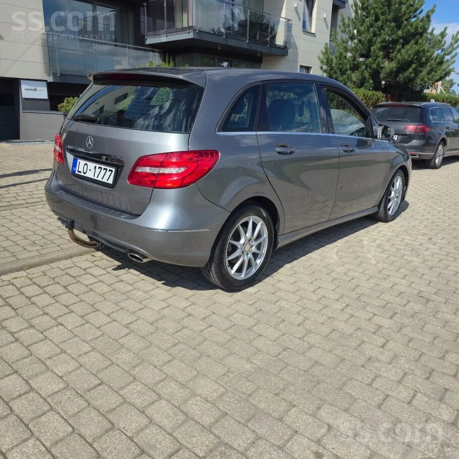 Mercedes-Benz B180 2012 photo 4
