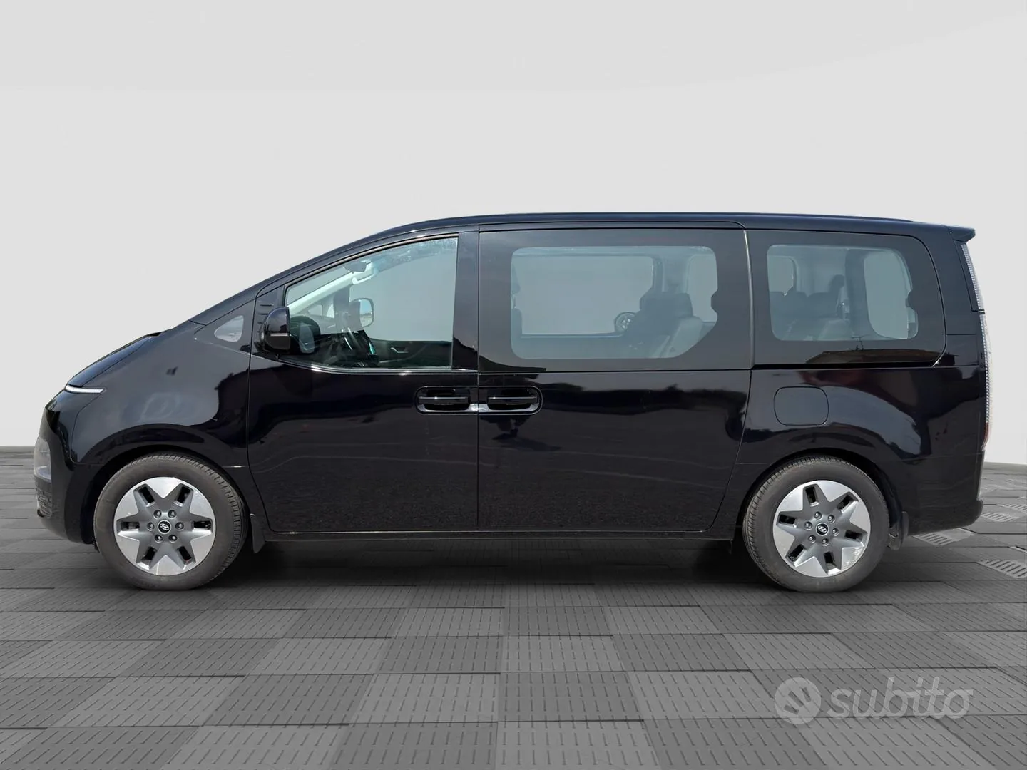 Hyundai Staria 2024 photo 2