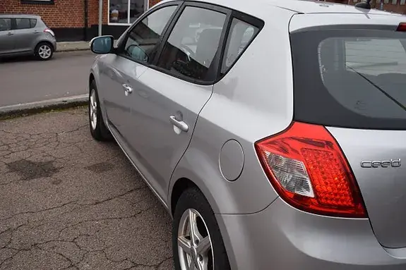 Kia Ceed 2010 photo 4