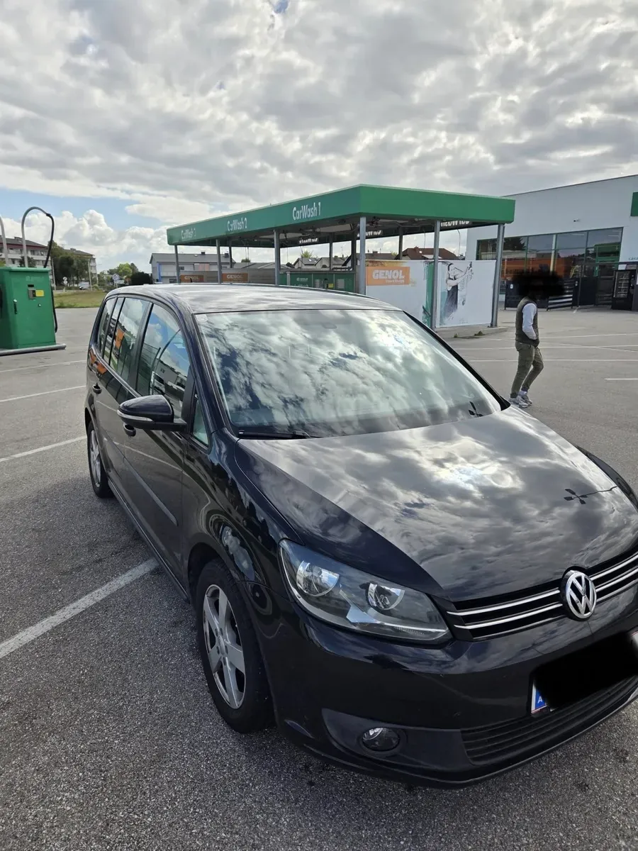 Volkswagen Touran 2012 photo 2