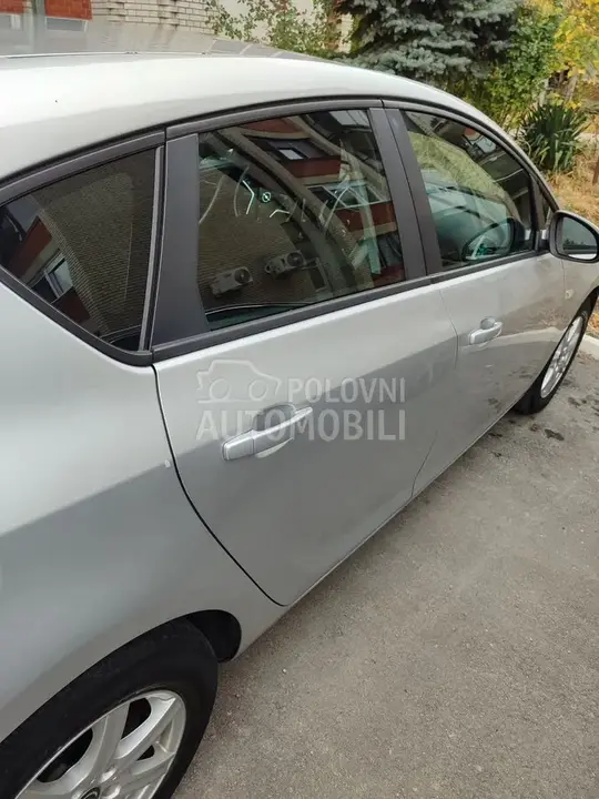 Opel Astra J 2010 photo 5