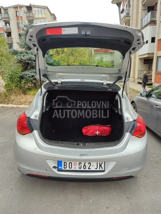 Opel Astra J 2010 photo 4