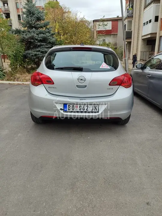 Opel Astra J 2010 photo 3