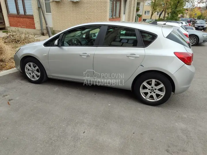 Opel Astra J 2010 photo 2