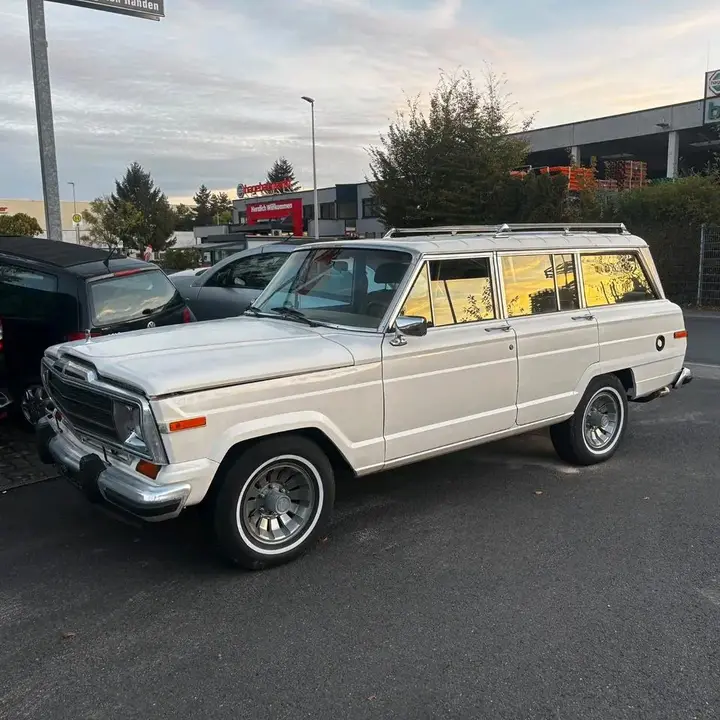 Jeep Grand Wagoneer